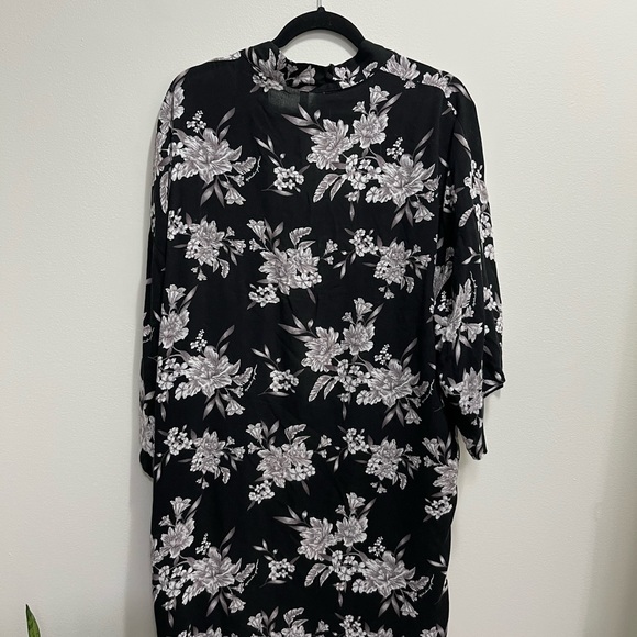❌SOLD❌ Black and white floral kimono - Picture 3 of 6